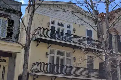 Image de Lumineux et spacieux, condo historique sur la place Monterey