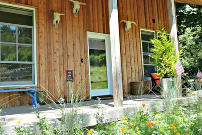 Image de Vie simple dans une ferme luxueuse et moderne sur l'île de Bainbridge. Chiens ok.