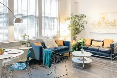 Image de Condo de luxe moderne, trois blocs de Bourbon!