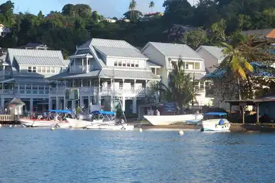 Appartement au bord de l'eau à deux étages dans un emplacement exceptionnel avec vue sur la plage et la marina