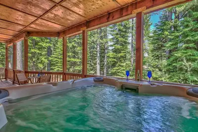 Image de Luxury 4 000 Sq Ft Luxury Home: Cabane familiale et acceptant les animaux de compagnie 🌟 Salle de jeux énorme 🌟