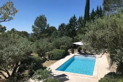 Image de Prestations de qualité, belle maison avec piscine, confort et calme