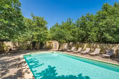 Image de Gordes Villa et piscine privatives sur terrain clos et arboré