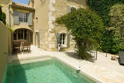Image de Découvrez le charme provençale de cette maison en pierre avec piscine et patio