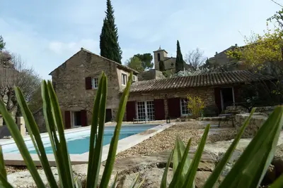 Image de Bastidon de caractère en pierre avec piscine au pied du Luberon