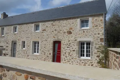 Image de Jolie maison en pierre avec grand terrain fleuri vue dégagée et verdoyante