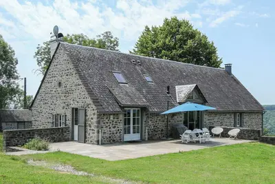 Image de Belle maison en pierre rénovée avec vue sur la montagne et la nature.