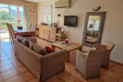 Image de Confortable appartement 2 chambres, belle terrasse, piscine, vue mer, jardin