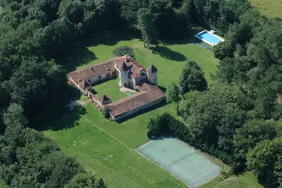Manoir du XVIIe siècle, piano, tennis, piscine chauffée. Idéal pour les familles