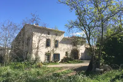Image de Bâtisse de caractère sur grand terrain arboré avec jardin privatif.