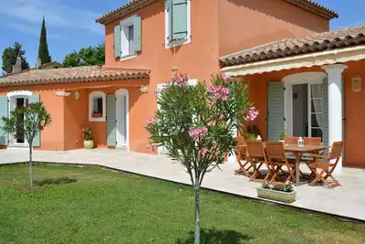 Image de villa spacieuse climatisée à proximité du lac de Saint-Cassien, proc cannes