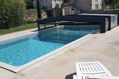 Image de Chaleureuse maison en pierre rénovée à la campagne avec piscine couverte