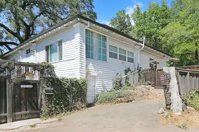 Image de À quelques pas du Fairmont, des cinémas, des bons restaurants, du café, des films et des bars!