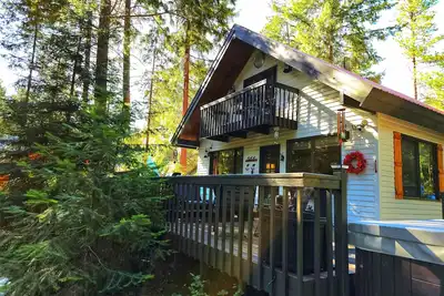 Image de Cabine avec vue sur la rivière, famille et animaux domestiques, bain à remous, 8-12 personnes!