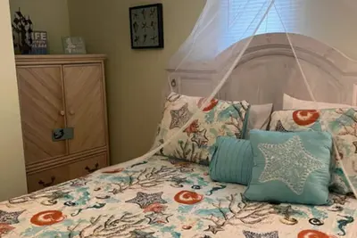 Image de Mermaid Landing à Pirate Cove, une retraite en bord de mer!