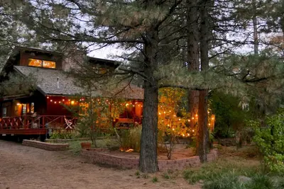 Image de Charmant chalet de montagne artistique. Chien amical! Découvrez la vidéo!