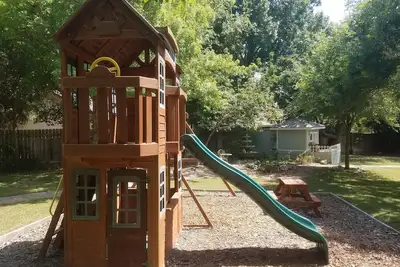 Image de Maison familiale dans un emplacement centralisé! Remise Bmt! Excellentes critiques!