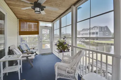 Image de Charming Quiet Water Front Beach Cottage - Près de tout! - Capacité d'accueil 12