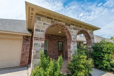 Image de 2400 pieds carrés! Salle de théâtre avec système de jeu Ps4 et grill extérieur