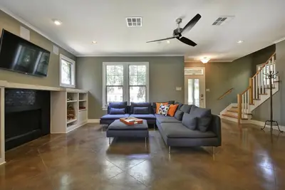 Image de AustinPoolHouse - Open House & Chic Downtown House pour les groupes. Marche pour Bars & Bbq