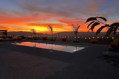 Image de Villa Yosemite South Gate. Vues à couper le souffle à 360 ° du lever au coucher du soleil. Piscine épique.