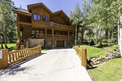 Image de Log Cabin de luxe vivant. Marchez jusqu'à la télécabine Canyons - 9 personnes!
