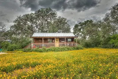 Image de Kat's Kabin @ Four Sisters Ranch, entre Garner et Lost Maples, bain à remous!
