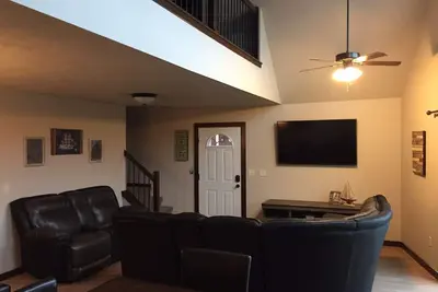 Image de Nouvelle cabine de vacances Okoboji avec grande piscine dans l'arrière-cour! ! ! Bridges Bay! !