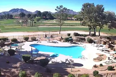 Image de Dernier étage - Vues de la piscine 5, du parcours de golf et des montagnes