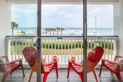 Image de Premier Rang! Activités gratuites incluses! Accès à la plage, piscines, un séjour au-dessus du repos! Casa Del Mar # 201