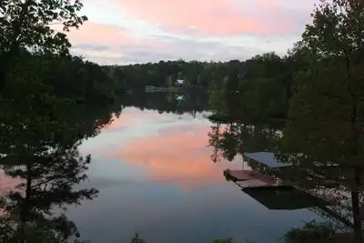 Image de Hannah's Hideaway-3 Miles Pour les magasins / restaurants, 16 personnes, Pas d'étapes pour arroser