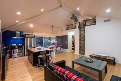 Image de Maison moderne spacieuse du milieu du siècle avec mur de projection et Maintenant, climatisation!