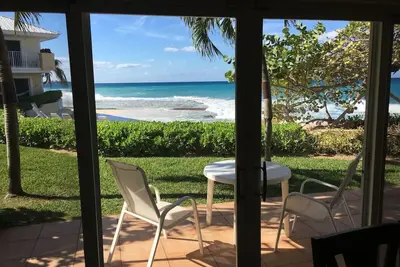 Image de Condo 7 Mile Beach-Front avec 3 lits / 3 salles de bain et 2 lits Queen - max. dix