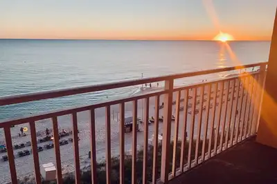 Image de Oceanfront, 3ème étage à Splash w / balcon! Service de plage! ! SPÉCIAL Printemps 145 $