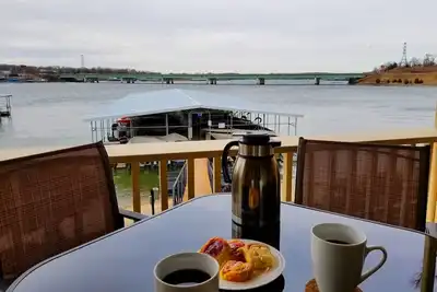 Image de Superbe Vue! Mis à jour! Au bord du lac! Ascenseur! Très proche des magasins et des restaurants! Wifi