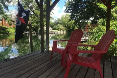 Image de Captain's Quarters à Pirate's Cove! Une retraite au bord de l'eau!