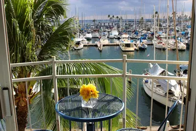Image de Exquisite Waikiki Oceanfront Condo, pied de la plage, des restaurants et des parcs!