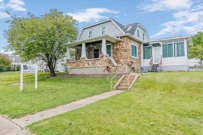 Image de Superbe, spacieuse 3 chambres 3 salles de bain toute la maison de location au centre-ville de Hermann