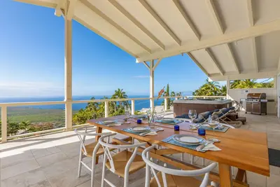 Image de Maison de luxe avec vue imprenable sur l'océan au-dessus de la baie de Kealakekua - Grande véranda avec bain à remous