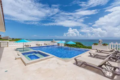 Image de Casa de Cinco Caballos! Spa / Piscine chauffée saisonnière! Surplombant les Caraïbes