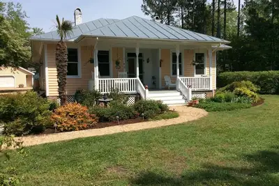 Image de L'été dans l'historique Irvington au Key Cottage! Venez explorer sa beauté et son charme!