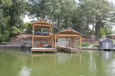 Image de ÉNORME Logan Martin Lake House Haven
