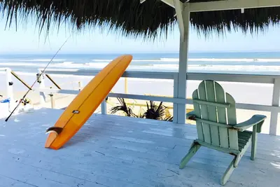 Image de Isolé Tiki Beach House - Plaisir de la plage, surfer, méditer, pêcher, jouer ou simplement se détendre