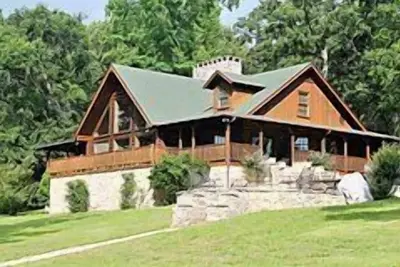 Image de Grand Luxurious Lodge (Lake Front) sur plus de 700 acres au Cedar Cove Ranch