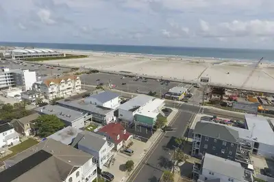 Image de Bloc de plage de 1 chambre à coucher avec libre stationnement de rue