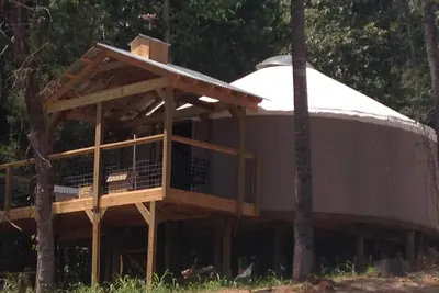 Image de Yourte sur le magnifique lac Logan Martin. Situé dans Clear Creek Cove Rv Resort.