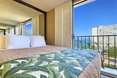 Ocean View One Bedroom w / Full Kitchen & WiFi