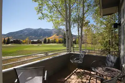 Image de Sur le terrain de golf avec vue panoramique sur les montagnes