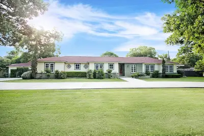 Image de Sunshine Haus, peut accueillir jusqu'à 14, bain à remous, piscine, promenade de la rue principale, 2 cheminées