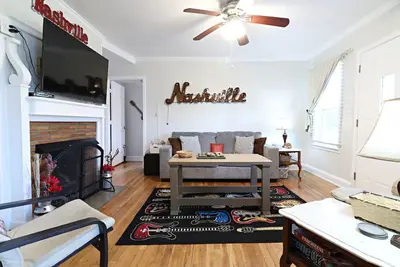 Image de Bungalow à 5 minutes de l'aéroport et à 10 minutes du centre-ville de Nashville